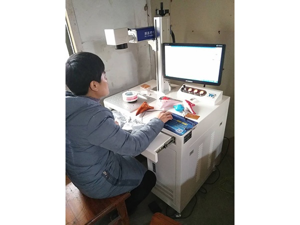 陶瓷激光刻字机